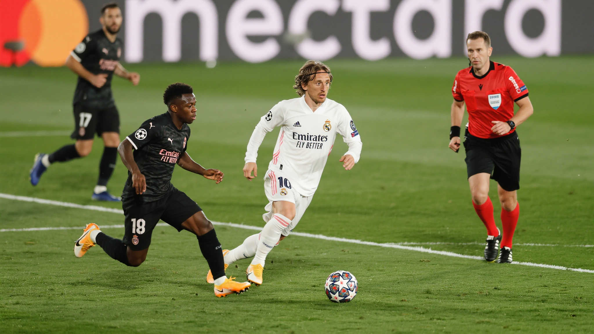 皇马十人逆袭,25次遭射门仍以3-1力克对手夺世俱杯首胜 皇马十人逆袭,25次遭射门仍以3-1力克对手夺世俱杯首胜